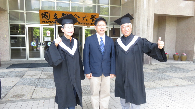 蔡東湖校長(中間者)與樂齡大學夫婦學員合影