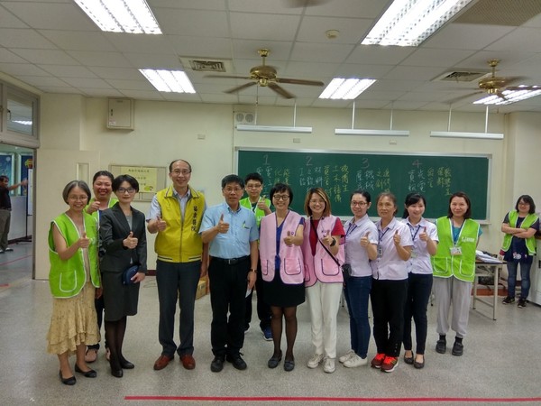 李永恆院長(左四) 蔡東湖校長(左五)暨同仁合影
