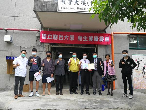 1090910-苗栗醫院蔡昌宏副院長(右三) 本校柳文成副校長(右四) 吳翠松學務長(左四)合影