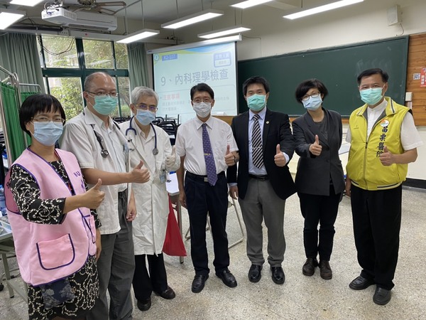 1090910-柳文成副校長(右四) 苗栗醫院蔡昌宏副院長(右三) 吳翠松學務長(右二)與協助體檢的醫師們合影