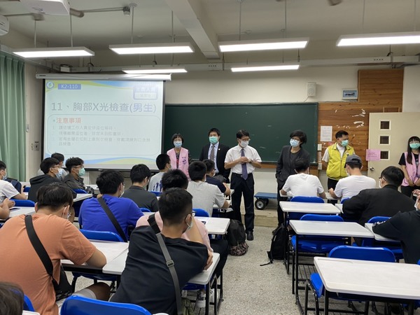 1090910-柳文成副校長問候排檢X光的同學們