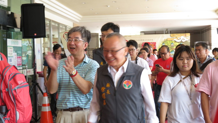 本校文化觀光產業學系晁瑞明教授(左)陪同苗栗縣長徐耀昌(右)參觀茶、陶展示區