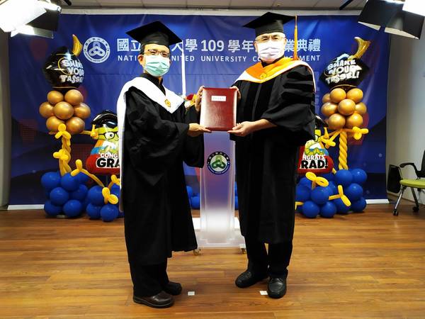 聯大吳正志正教務長(左)向李偉賢校長致送畢業學位推薦書