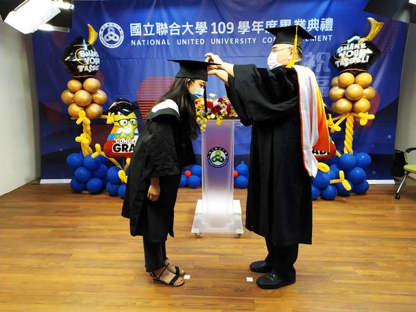聯大李偉賢校長為畢業生代表環安四甲姜伊珊撥穗