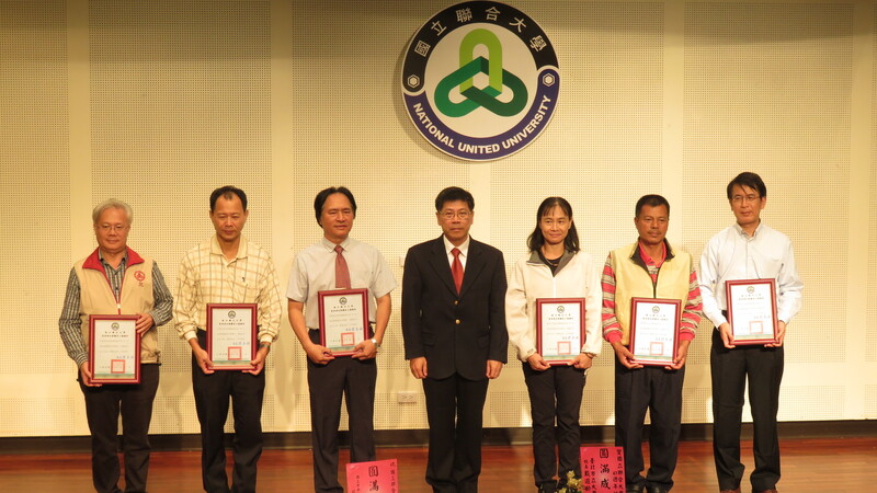 聯大校長蔡東湖(右4)與在校服務滿20年以上老師合影