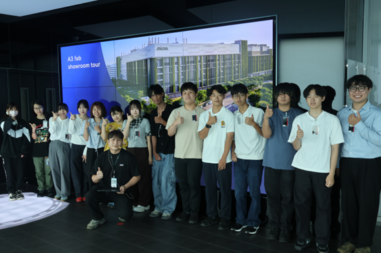 圖3.日本國際生於台灣美光 A3 showroom合影，透過參訪認識台灣半導體產業，探索專業學習與未來職涯發展的連結圖片