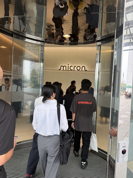 圖4.同學進入台灣美光廠區展開參訪圖片