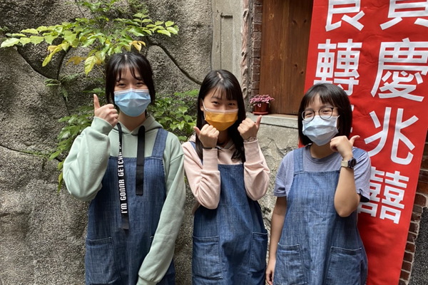 本校文創系李佳玲同學(右1)、陳榆涵同學(右2)、徐詠涵同學(左1)經營客家年貨FBIG內容經營、部落客行銷