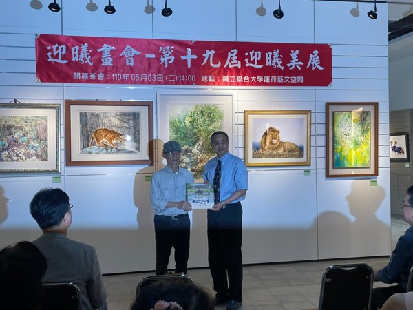 黃勝銘主秘(右)致贈本校紀念品