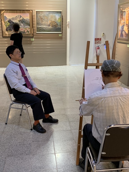 趙小寶老師進行人像素描