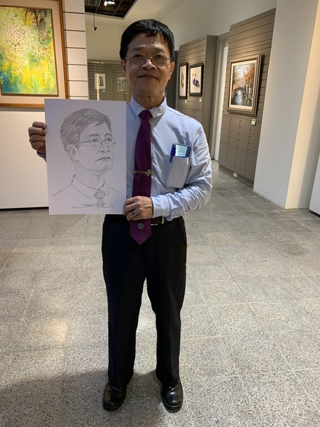 作為模特兒的老師與完成作品合影