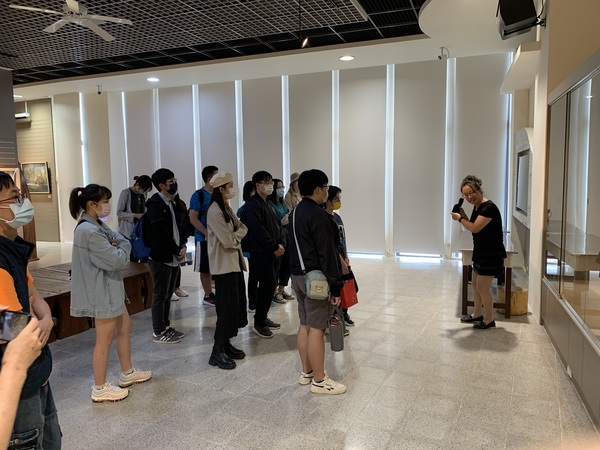 王曉梅老師為參與自主學習課程學生導覽中