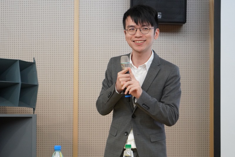 駐校作家楊富閔擔任主持人，向同學介紹與會來賓與講師
