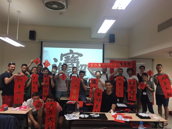 法國交流學生參與本校安排之書法文化體驗課程
