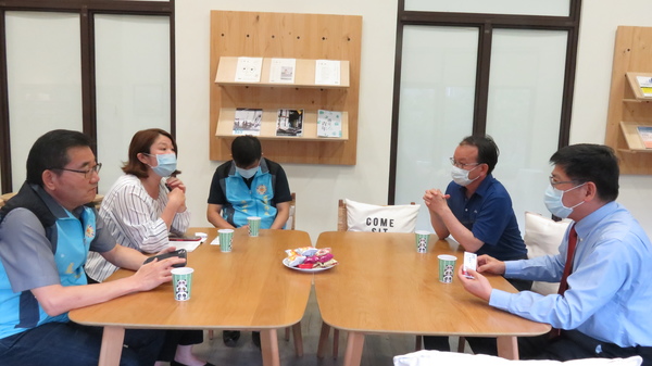 蔡東湖校長和林本炫學務長接受工商時報記者專訪