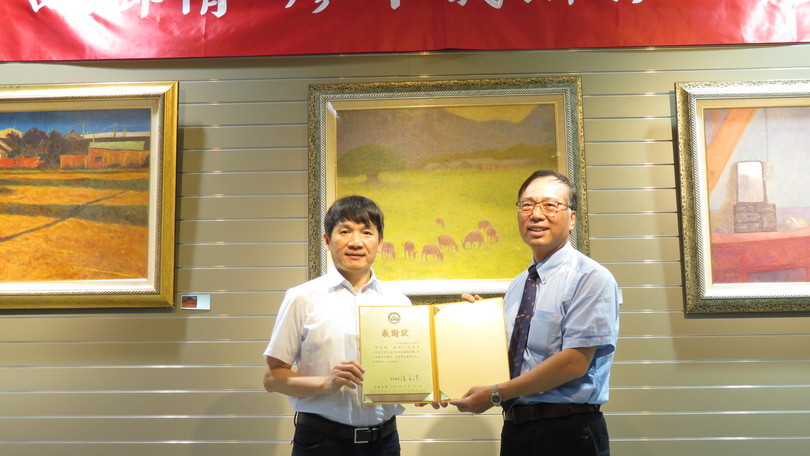 本校藝術中心主任何修仁(左)致贈廖本義老師感謝狀