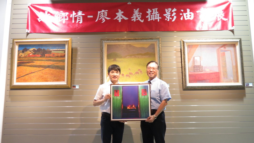 聯大藝術中心主任何修仁(左)接受廖本義老師贈送畫作