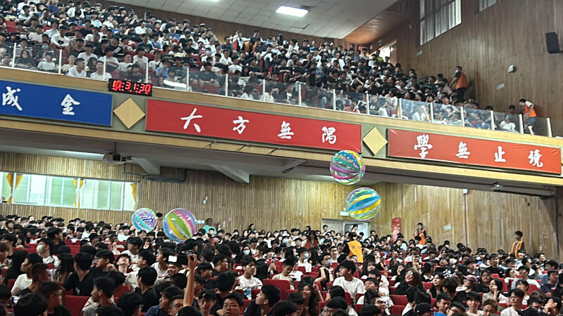 圖7.全體新生伸出雙手，接下這顆象徵傳承與希望的大球！圖片