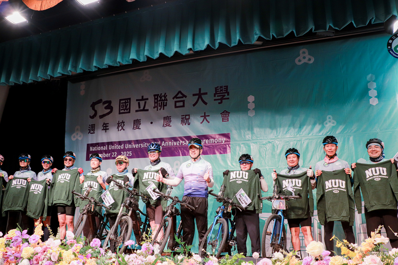 聯大校長侯帝光致贈 NUU 帽 T 予環騎返校的校友團隊圖片