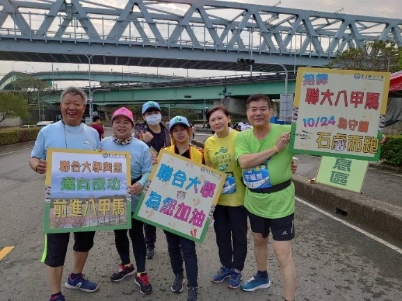 運動代表隊同學熱情應援參賽跑者,為參賽校友加油打氣。