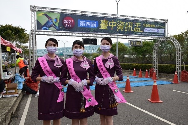 親善大使在終點處,擔任完賽獎牌授獎大使。