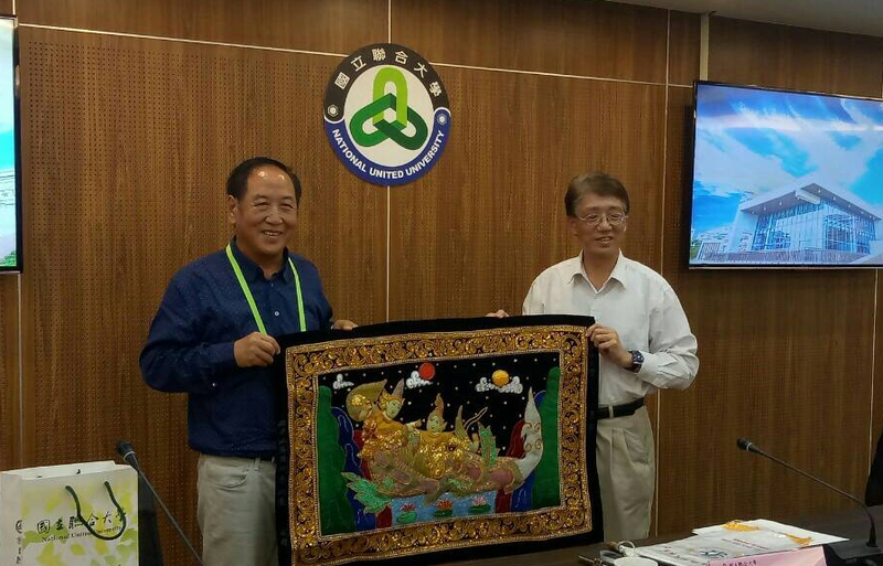 圖四：交換紀念品， 團長毛富佑 (左)、副校長柳文成(右)圖片
