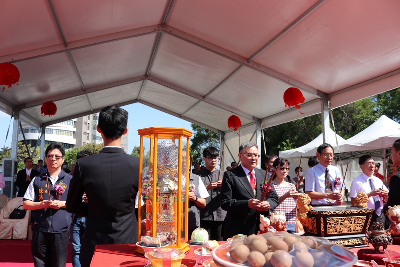 聯大李校長帶領聯大一級主管及與會貴賓一起祈福上香圖片