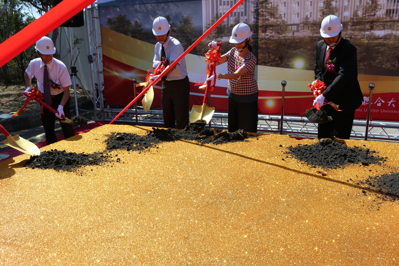 校長李偉賢(右)帶領學校長官和貴賓開工動鏟圖片