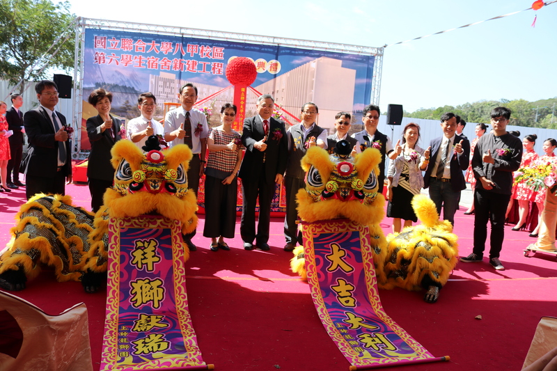 聯大校長李偉賢(右6)帶領學校一級主管和與會貴賓動鏟合影圖片