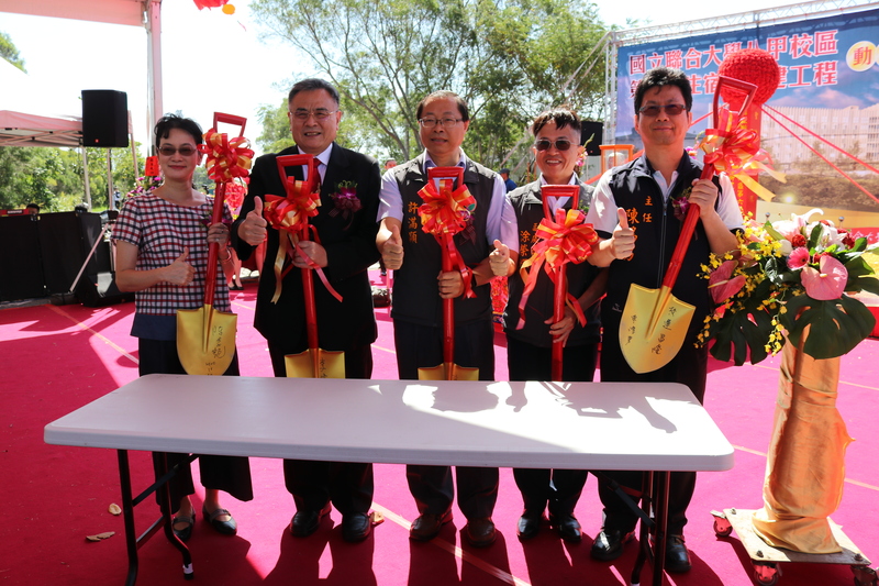 聯大李偉賢校長(左2)和貴賓於鏟子上簽名合影圖片