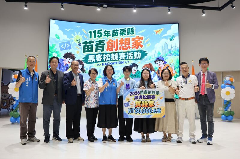 圖1.由賴香伶副縣長表揚「實踐家」首獎（第一名）陳品竹老師團隊圖片