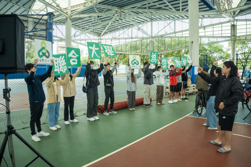 圖6.聯大學生舉加油牌為學長姐加油圖片