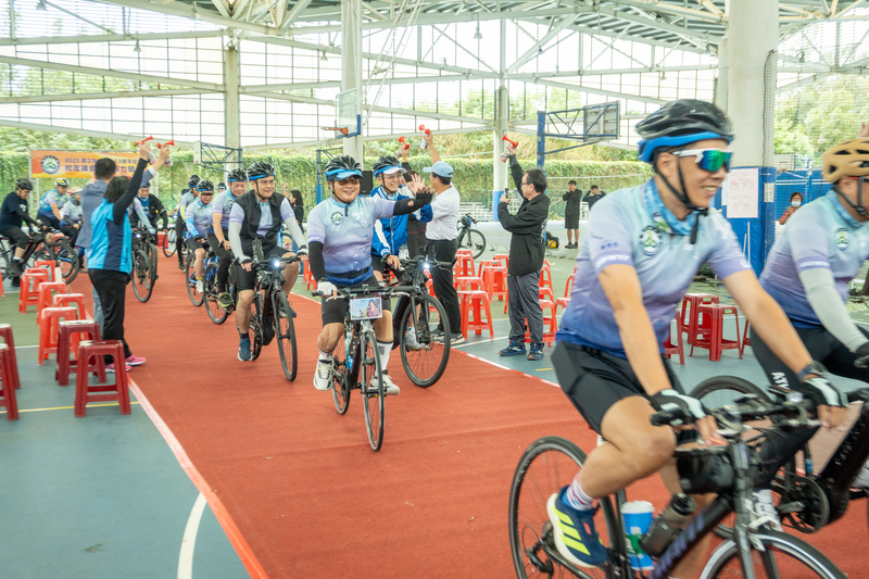 圖8.聯大勇士在眾人歡呼鳴笛聲中啟程出發圖片
