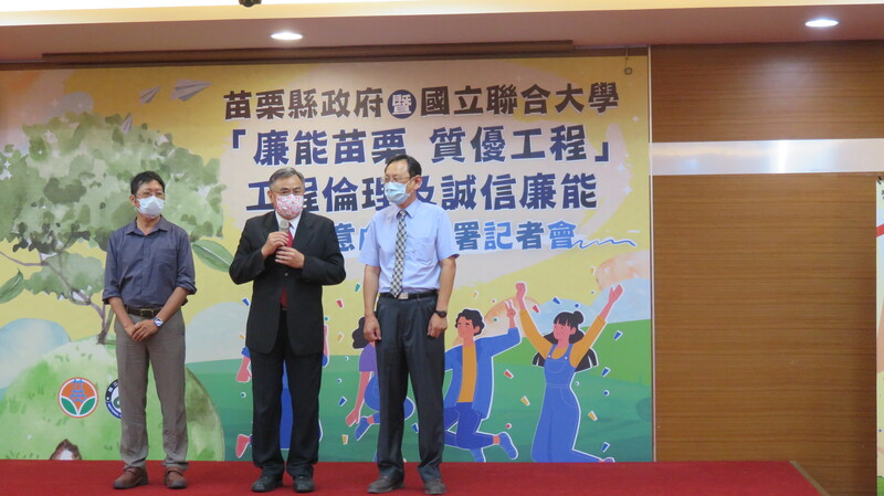 聯大李偉賢校長(左2)率領胡宣德副校長(右)和土木系王承德主任(左)上台致詞圖片