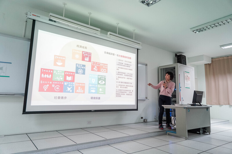 演講者解說新聞產製在永續發展主題的17分項圖片