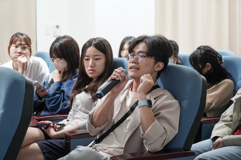 學生回應演講者所提出的問題圖片