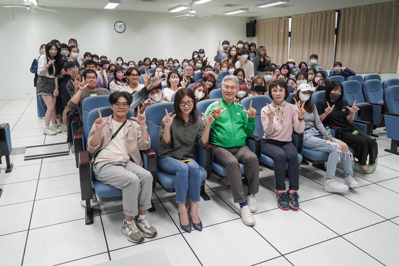 語傳系師生在演講結束後與演講者大合照圖片