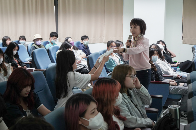 演講者與學生對答互動並致贈第六屆永續獎合集圖片