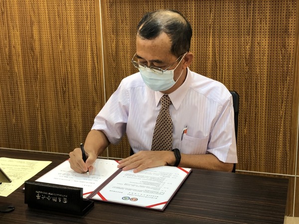 本校土木系王偉哲主任簽約
