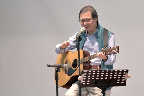 圖1：簡上仁教授講授台灣歌謠