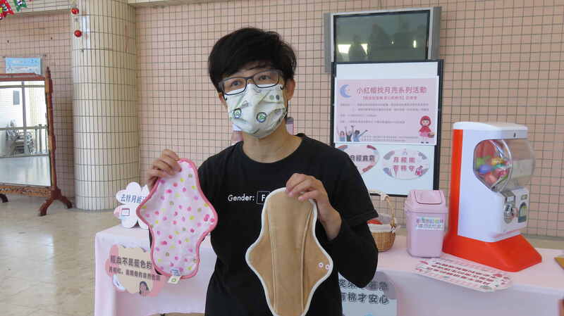吳翠松學務長介紹重複性使用生理用品，減輕弱勢學生負擔圖片