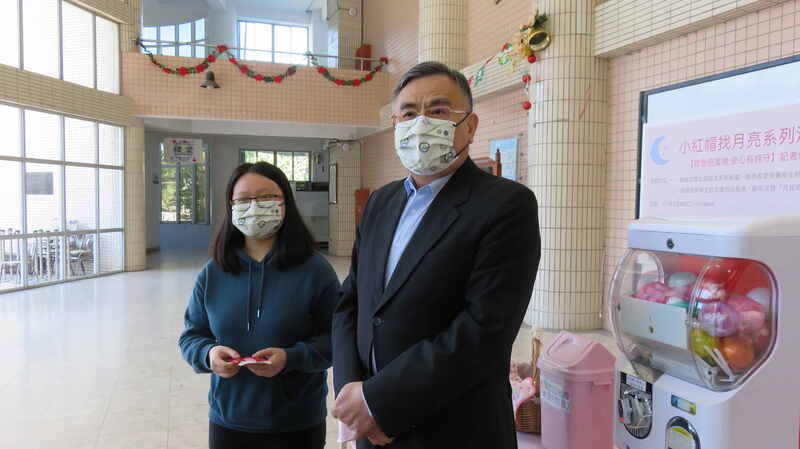 李偉賢校長轉贈生理用品給化工系黃姿綺同學圖片