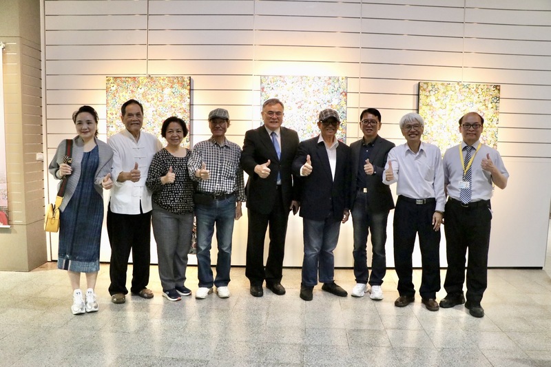 古老師與校長、共教會主委、藝術中心主任及其他貴賓合照圖片