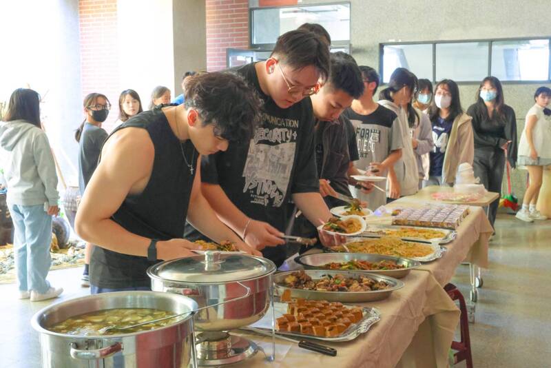 圖3.現場供應福菜肉片湯等多道客家料理，讓師生與賓客在共嚐美味之際深化對苗栗風土的認識圖片