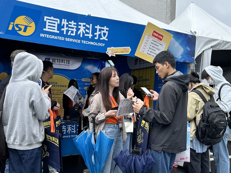 圖6.學生把握難得機會與企業面對面交流，釐清未來職涯方向圖片