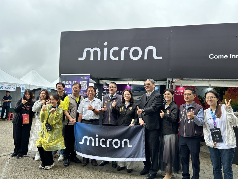 圖7.產官學界多位貴賓參訪攤位圖片