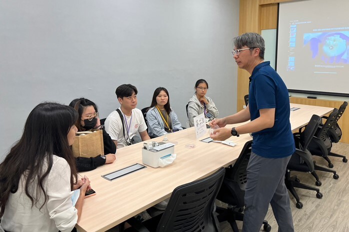 邀請海昌生化公司林穎志協理介紹該公司目前所研發的多項產品圖片