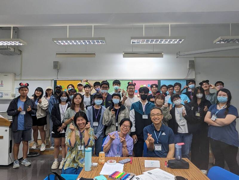 邀請許呈湧總監蒞校介紹綠色低碳包裝與綠色商機及低碳設計實作合影圖片