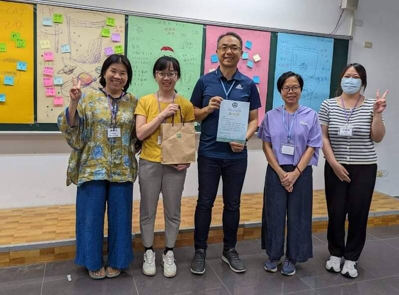 電機系陳美玲老師、化工系黃淑玲老師、張慈芹助教、吳佩璇助教與業師許呈湧總監合影圖片