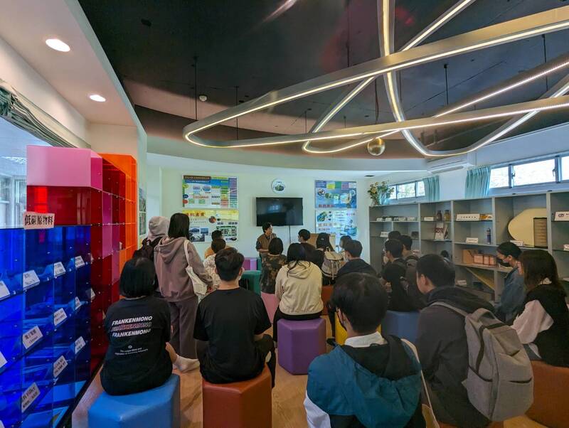 化工系黃淑玲老師帶領同學到化工系展示廳Showroom進行場域觀察及化工原物料之認識圖片